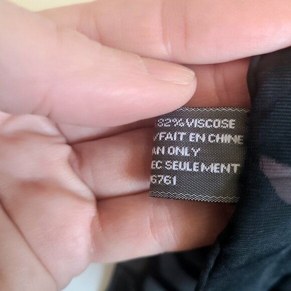 Silk blend black velvet scarf with roses design. - Picture 7 of 7